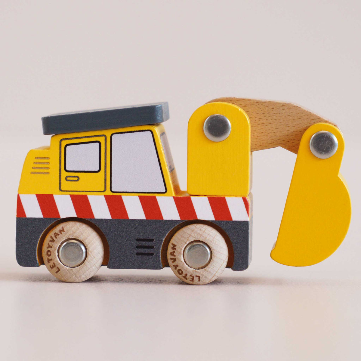 Le Toy Van No. 37 GT210 Eddie – Wooden Excavator