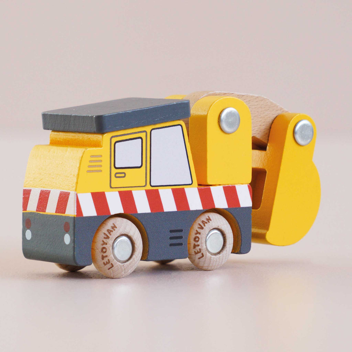 Le Toy Van No. 37 GT210 Eddie – Wooden Excavator