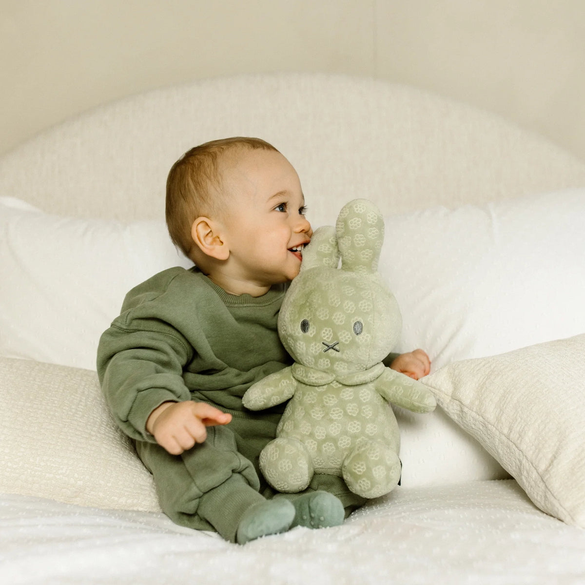 Miffy Cuddle 30 cm green flower GRS